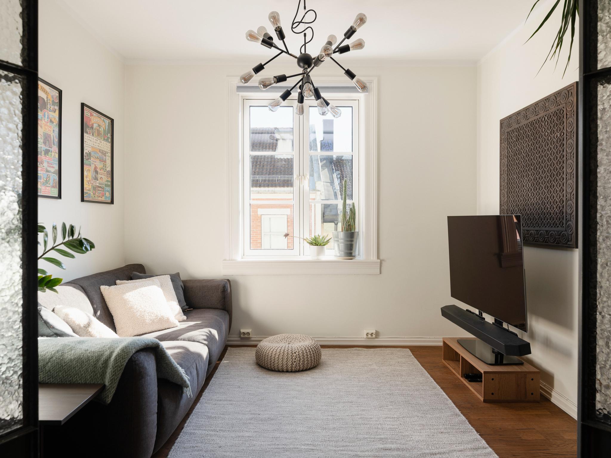 I stuen er det plass til sofa og TV-møblement. Fibernett er lagt inn i leiligheten, og er dekket av de månedlige felleskostnadene.